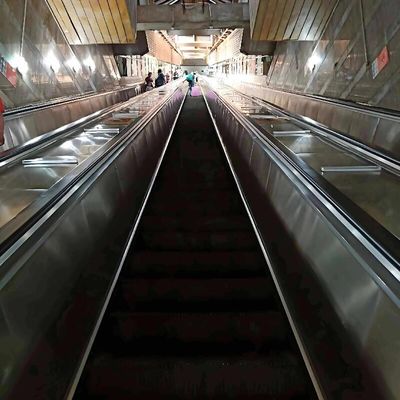 المصاعد والسلالم المتحركة بطول 20 متراً 100 شخص/دقيقة